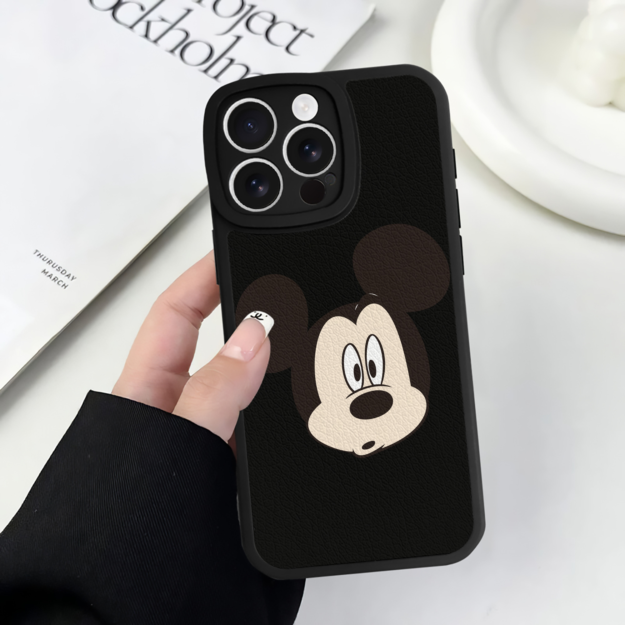 （画像用） ミッキーマウス Mickey Mouse 【iPhone 16シリーズ対応】シリコンスマホケース（レザー調） 材質：シリコン